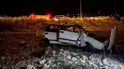 Takla atan otomobil tarlaya uçtu