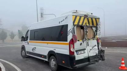 TIR, öğrenci servis minibüsüne çarptı