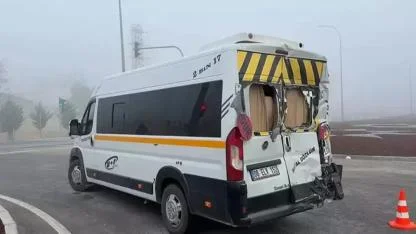 TIR, öğrenci servis minibüsüne çarptı