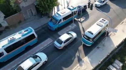 Trafikten kaçan dolmuş şoförü 200 metre ters şeritte gitti