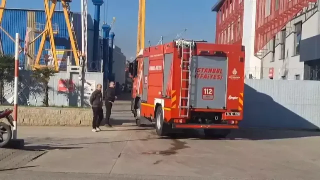 Tuzla'da tersanede demirli gemide çıkan yangın söndürüldü