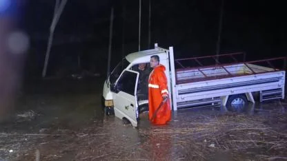 Araçta mahsur kalma ihbarına giden itfaiye sitemle karşılaştı