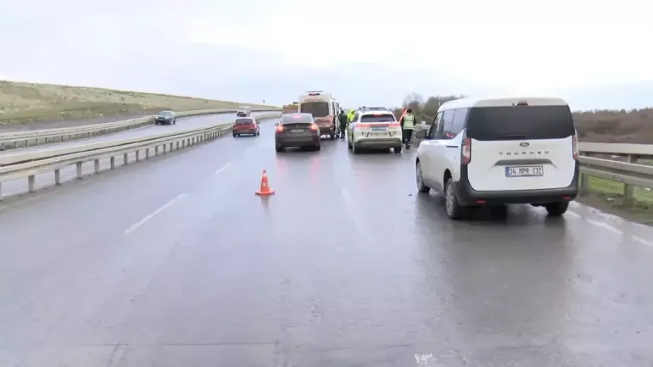 Arnavutköy'de İETT otobüsü bariyerlere çarptı