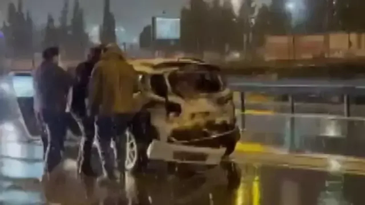 Beylikdüzü'nde iki otomobil çarpıştı