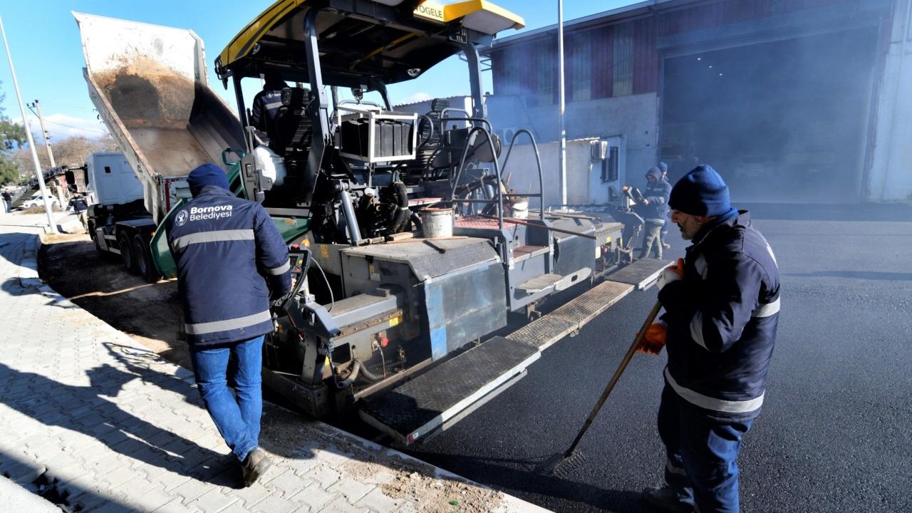 Bornova’da yol seferberliği sürüyor