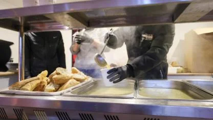 Buca Belediyesi’nden sıcak çorba ikramı