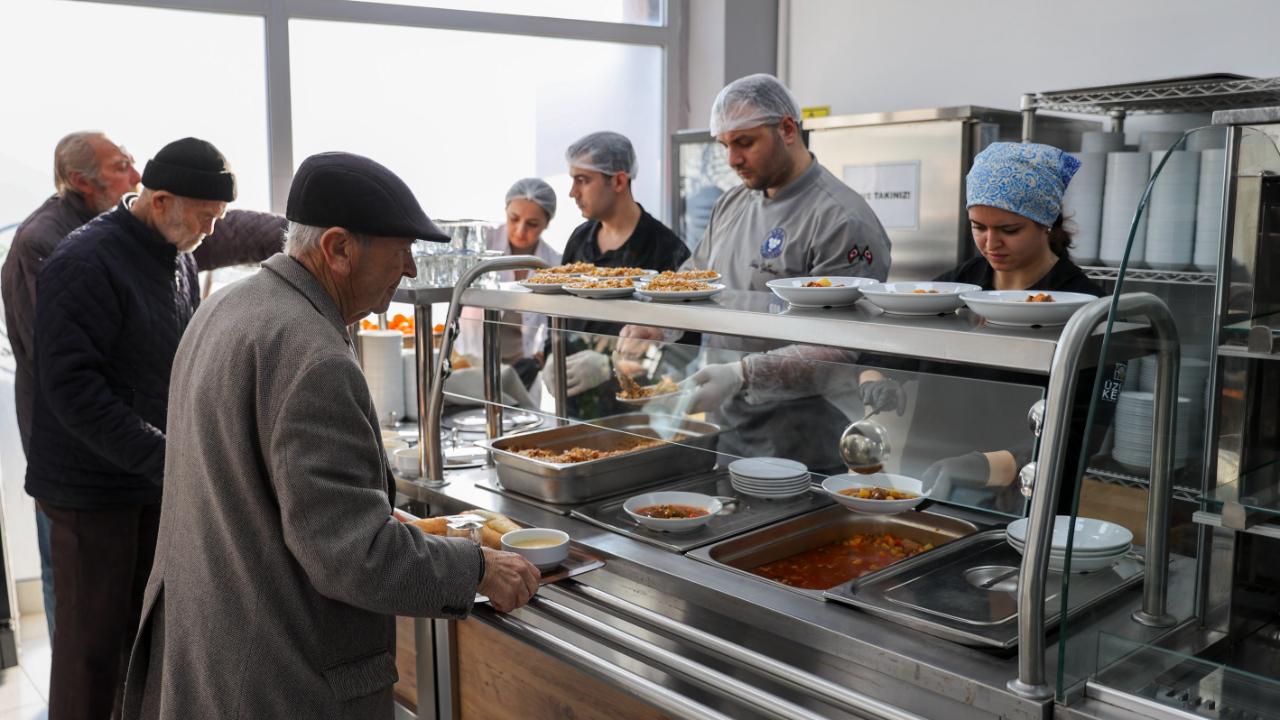 Buca’da dayanışma sofrası büyüyor