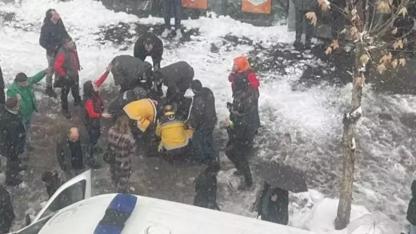 Çatıdan üzerine kar kütlesi düşen kadın öldü