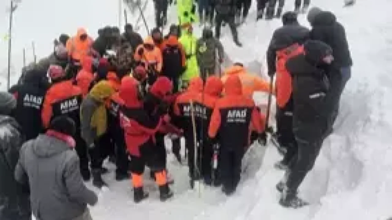 Çığ altında kalan çobanı arama çalışmalarında 4'üncü gün