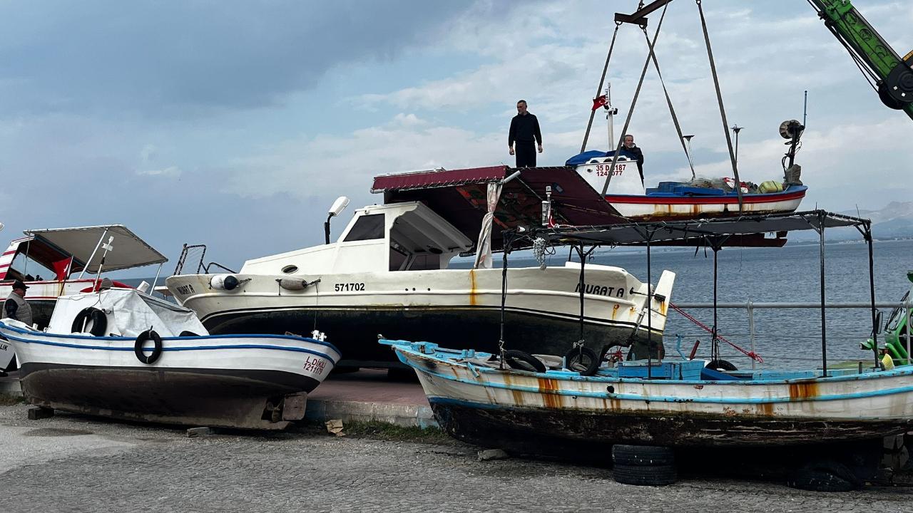 Dikili'de balıkçı tekneleri fırtınaya karşı karaya alındı