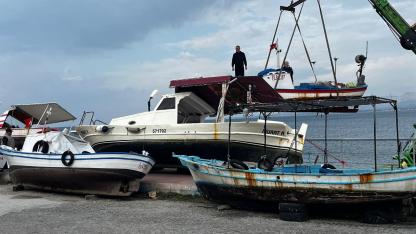 Dikili'de balıkçı tekneleri fırtınaya karşı karaya alındı