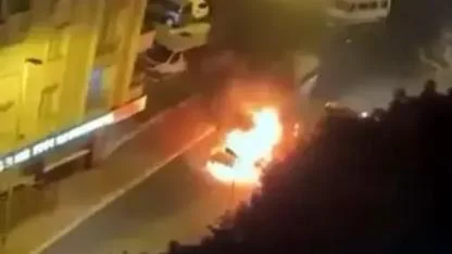 Esenyurt'ta park halindeki otomobil alev alev yandı