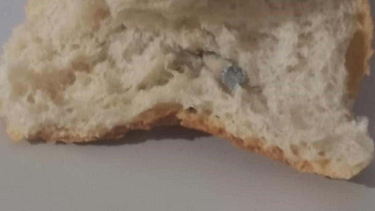 Fırından alınan ekmeğin içinden vida çıktı