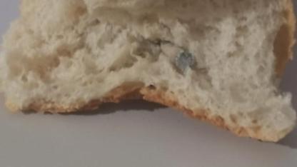 Fırından alınan ekmeğin içinden vida çıktı