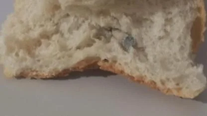 Fırından alınan ekmeğin içinden vida çıktı