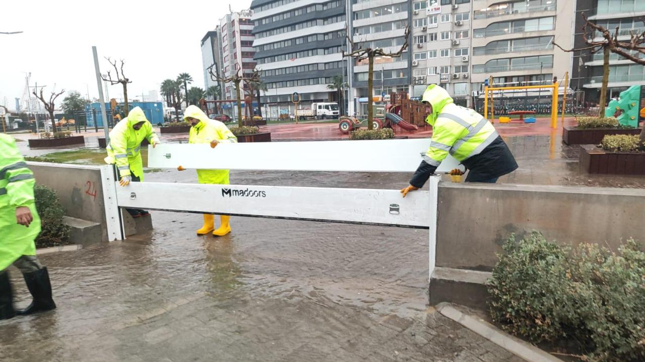 Fırtına duvarı Kordon’da taşkını önledi
