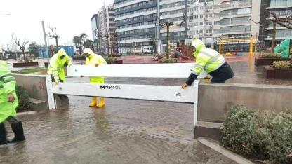 Fırtına duvarı Kordon’da taşkını önledi