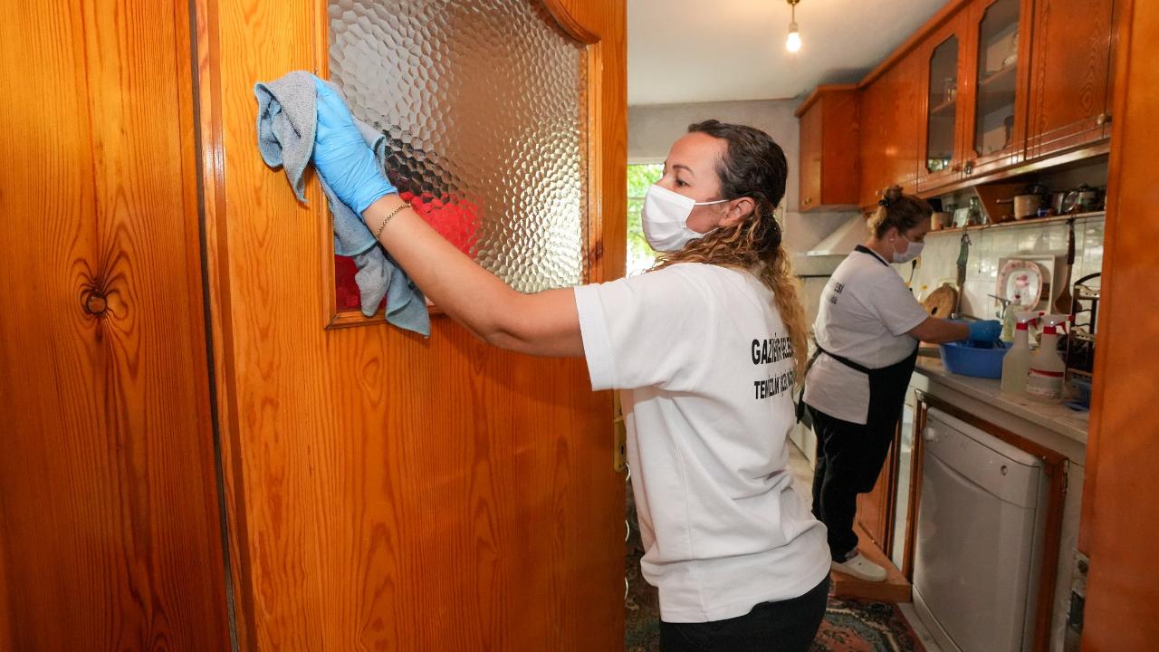 Gaziemir Belediyesi evleri temizliyor