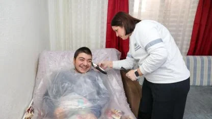 Gaziemir Belediyesi’nden  1056 kişiye Evde Kuaför Hizmeti