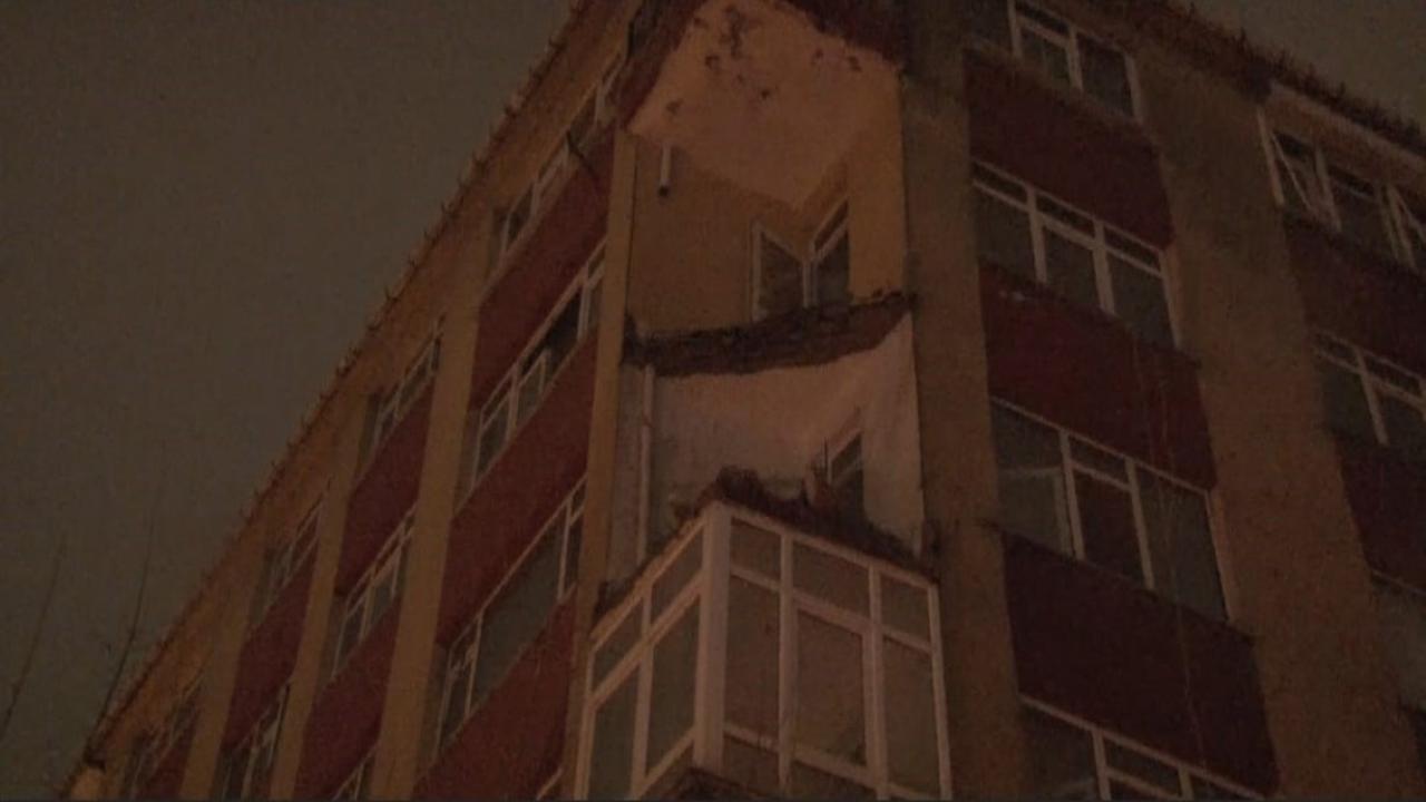 İstanbul’u fırtına vurdu: balkon yıkıldı