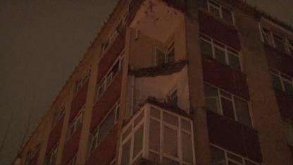 İstanbul’u fırtına vurdu: balkon yıkıldı