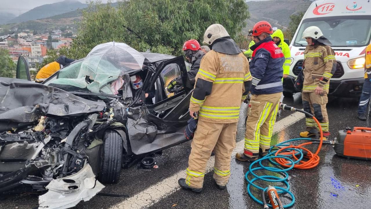 İtfaiye ekiplerinden trafik kazasına hızlı müdahale