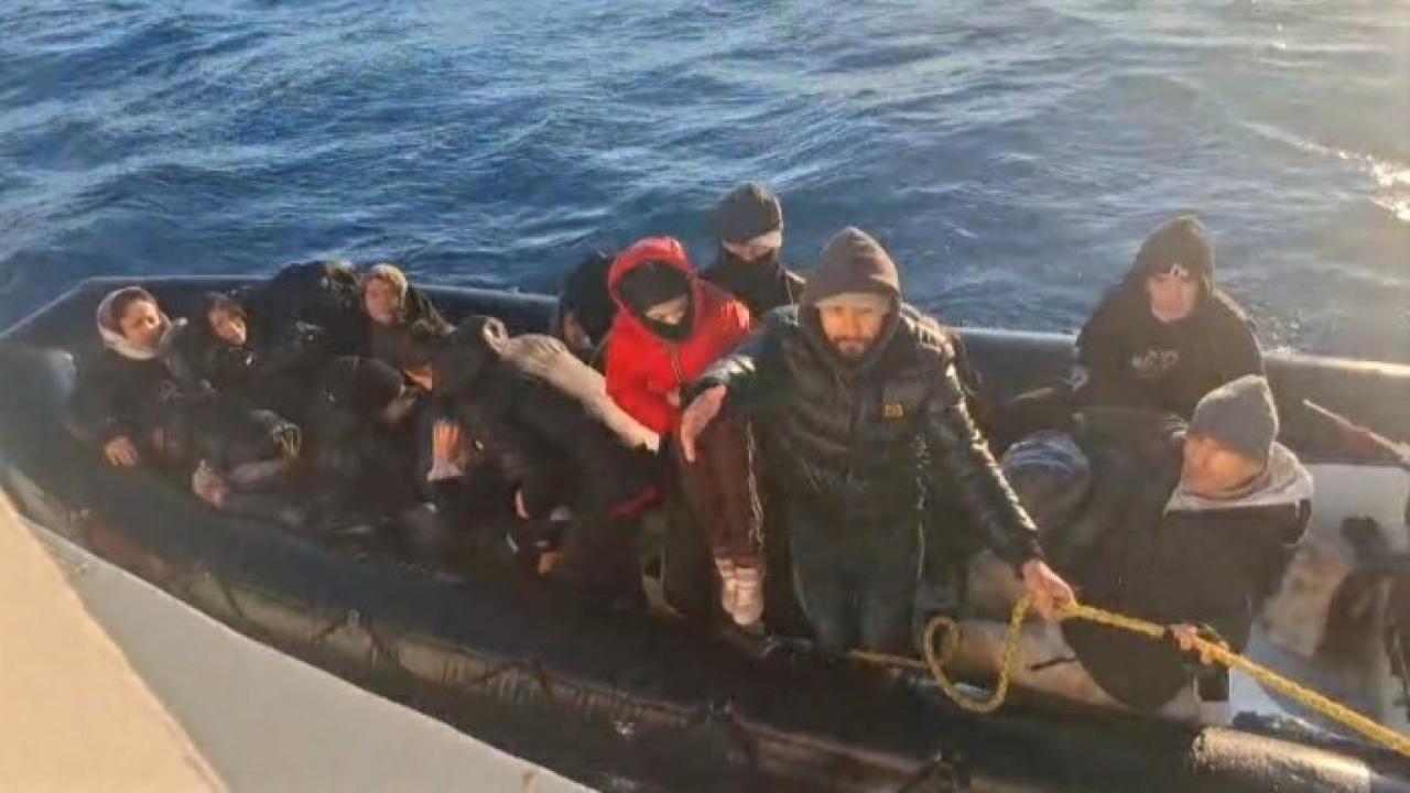 İzmir açıklarında 28 düzensiz göçmen yakalandı