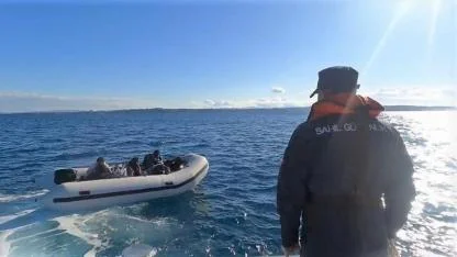 İzmir açıklarında 43 düzensiz göçmen yakalandı