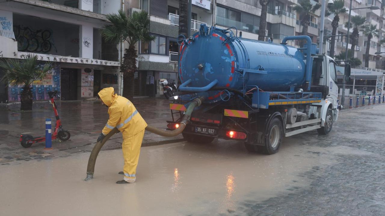 İzmir Büyükşehir Belediyesi ekipleri yağış nöbetinde
