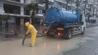 İzmir Büyükşehir Belediyesi ekipleri yağış nöbetinde