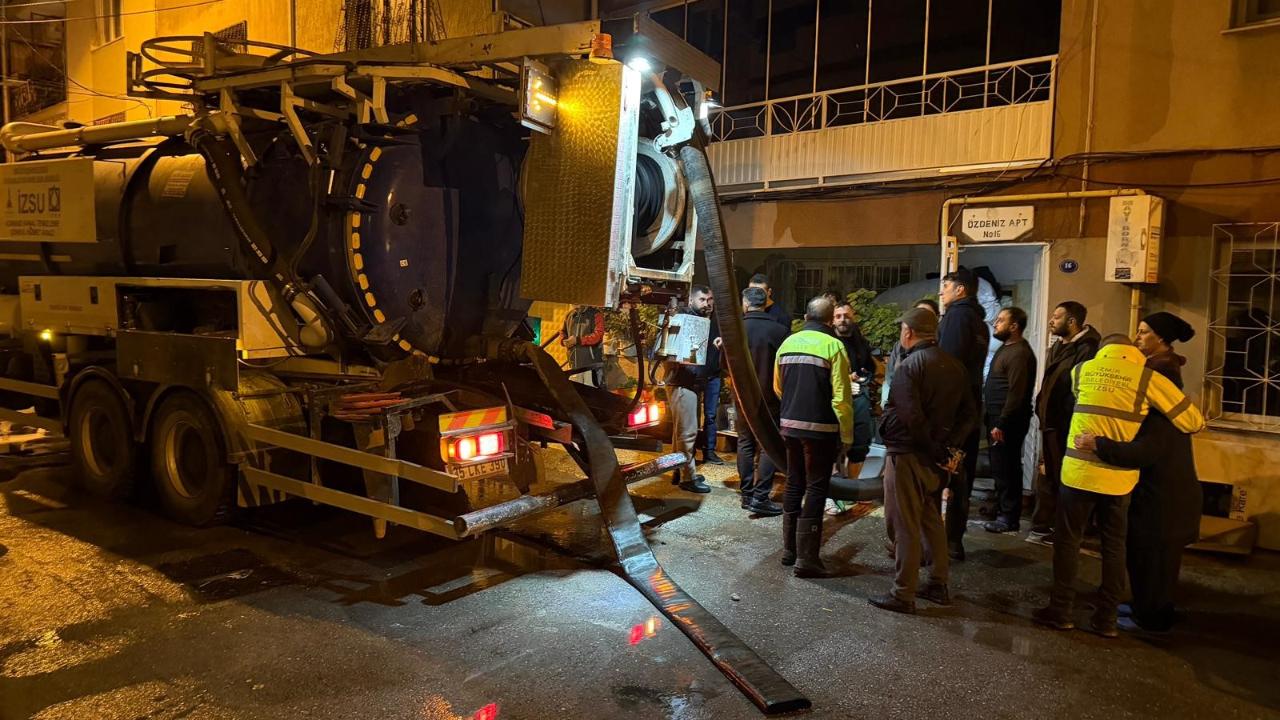 İzmir gece sağanak yağışa teslim oldu