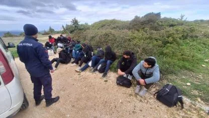 İzmir'de 33 göçmen kurtarıldı, 17 göçmen yakalandı