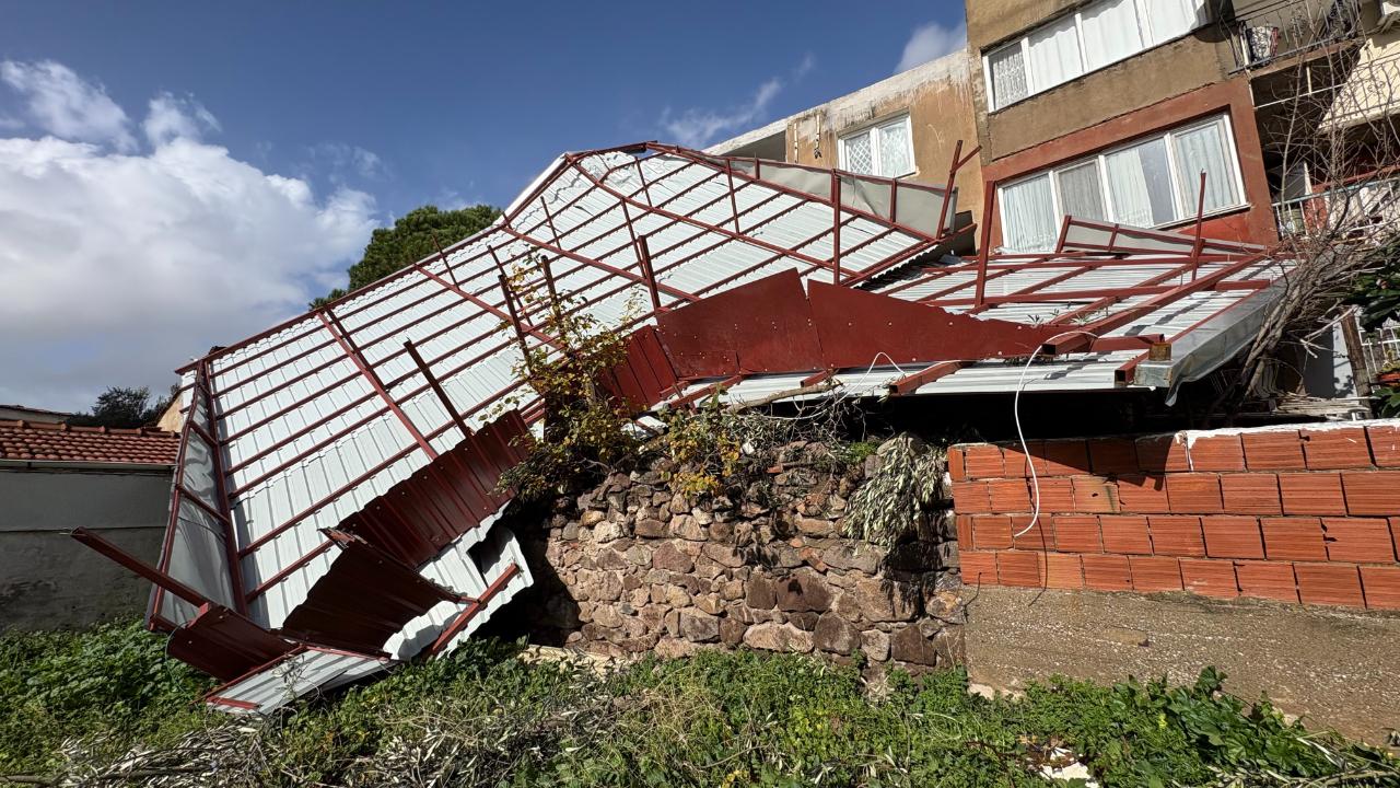 İzmir'de 4 katlı binanın çatısı uçtu