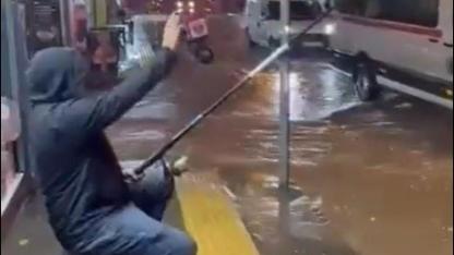 İzmir'de ev ve iş yerleri sele teslim oldu