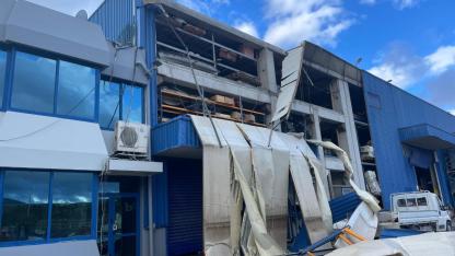 İzmir'de fırtınada 9 fabrika ve 5 konut hasar gördü