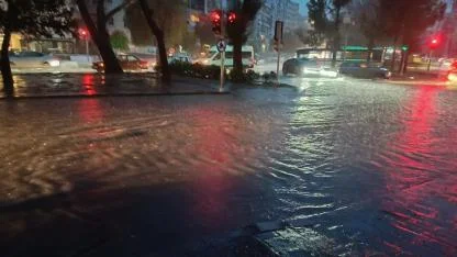 İzmir'de güne sağanakla başladı