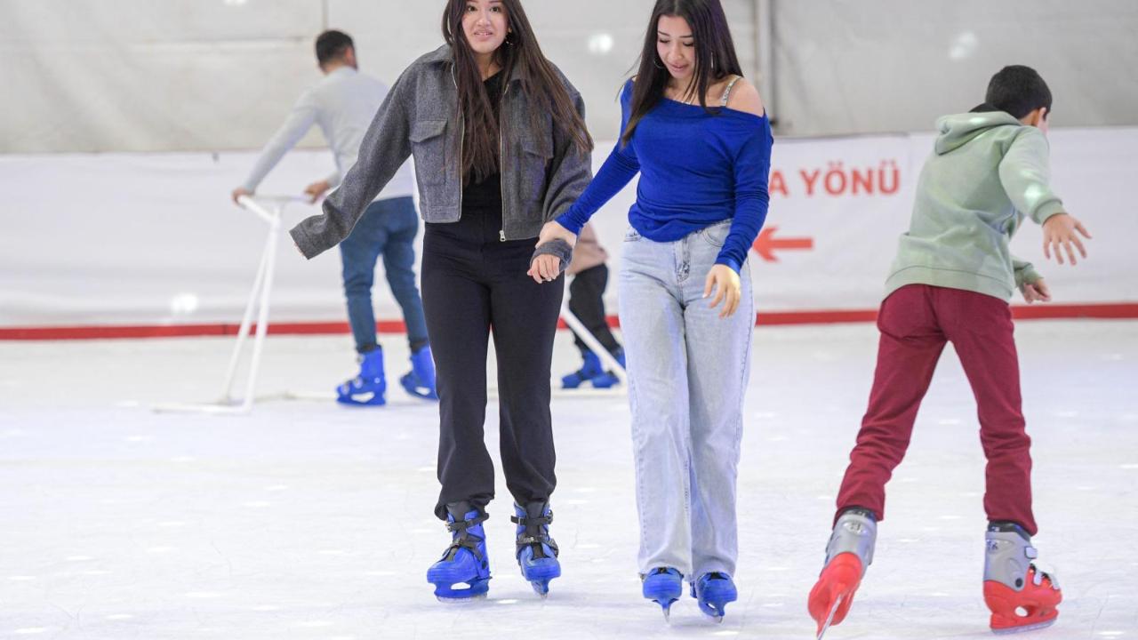 İzmir'de kışın keyfi buzda yaşanıyor