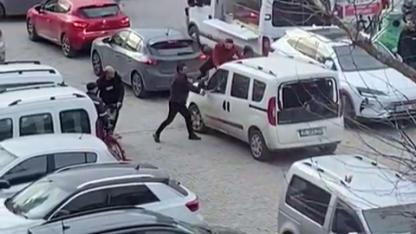 İzmir'de polis merkezi önünde sopayla darp kamerada