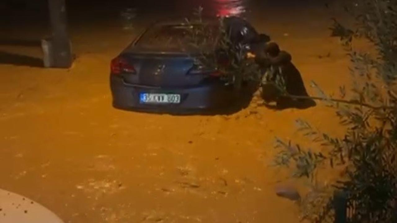 İzmir’de sağanak ve fırtına hayatı felç etti