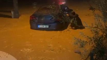 İzmir’de sağanak ve fırtına hayatı felç etti