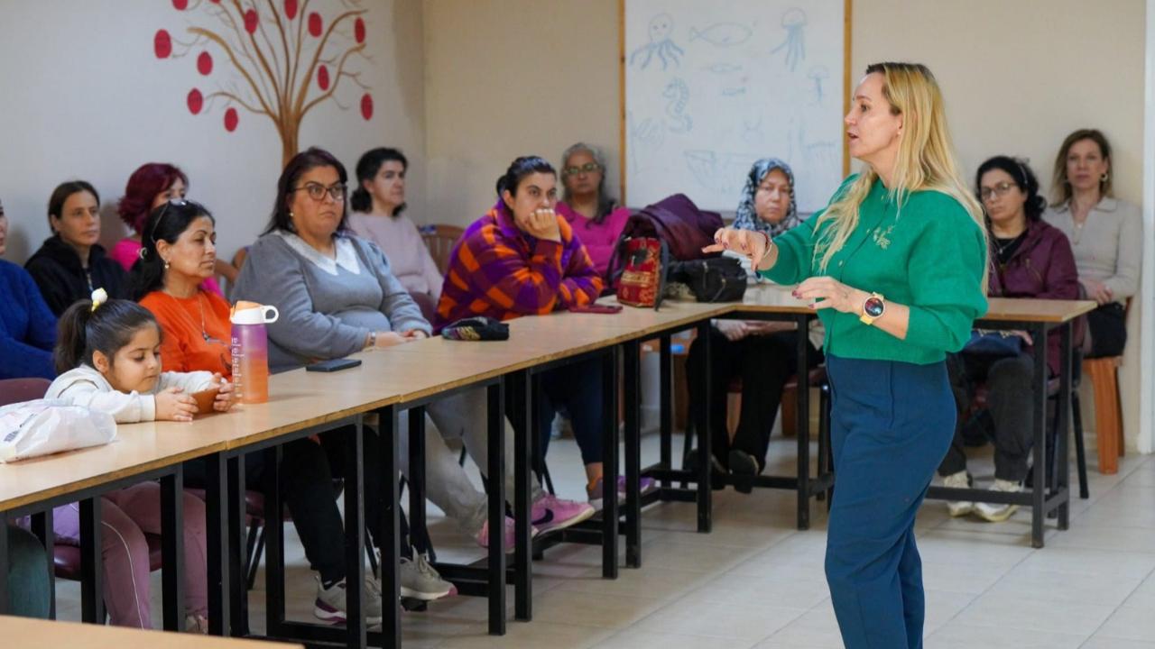 İzmirli yurttaşlar, rahim ağzı kanserine karşı bilinçleniyor