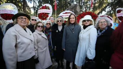 Karşıyakalılar Zübeyde Anne’yi kabri başında andı