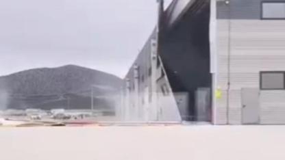 Kütahya’da şiddetli rüzgâr fabrikanın duvarını yıktı