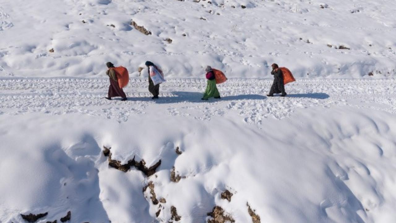 Mazıdağı’nın karlı yollarında zorlu mesai
