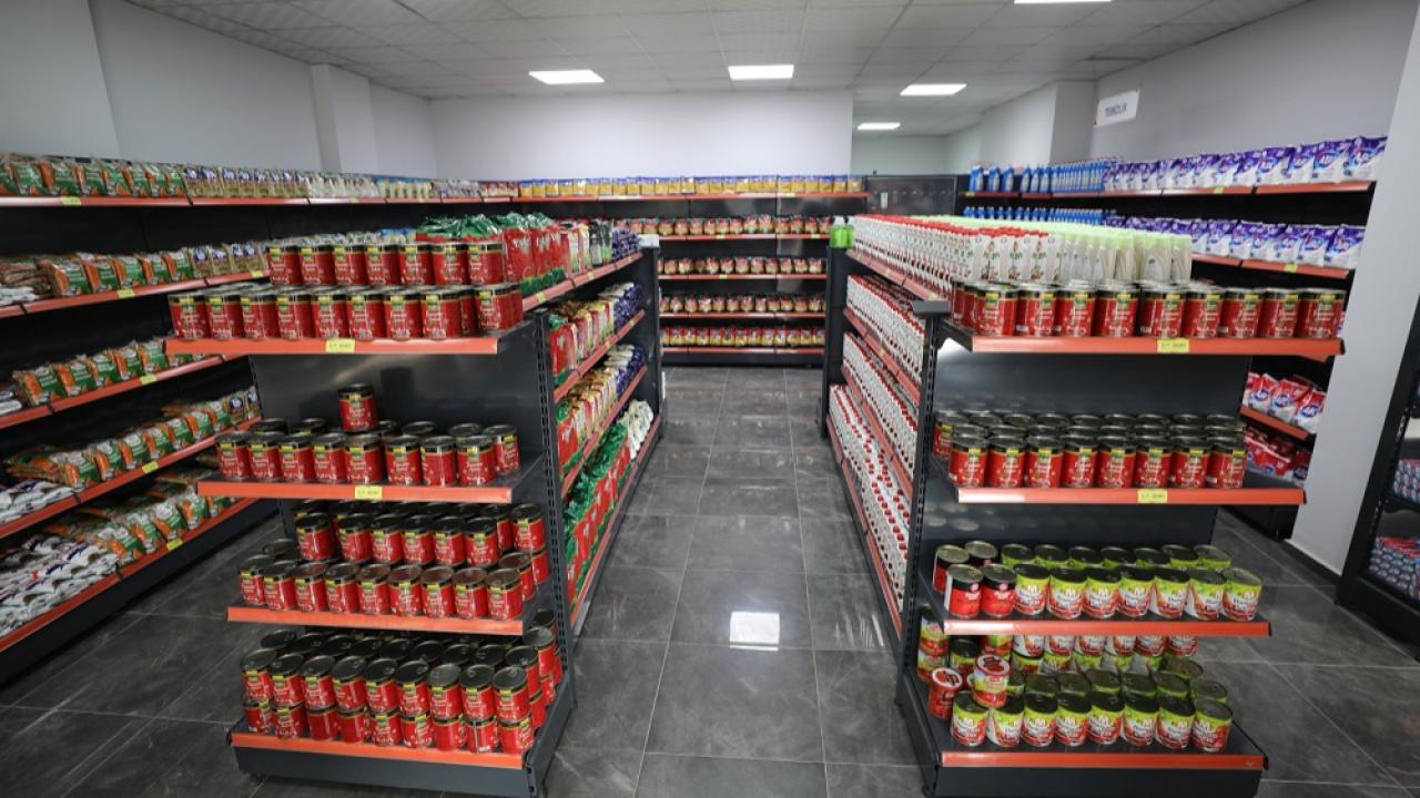 Menderes’in Sosyal Market’inden Büyük Destek