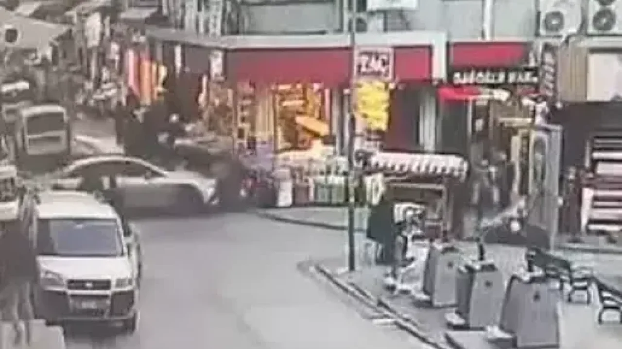 Otomobil önce motosiklete sonra dükkanın önündekilere çarptı