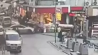Otomobil önce motosiklete sonra dükkanın önündekilere çarptı