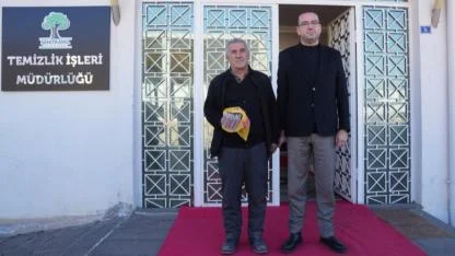 Para poşetini çöpe attı, çöp poşetiyle bankaya gitti