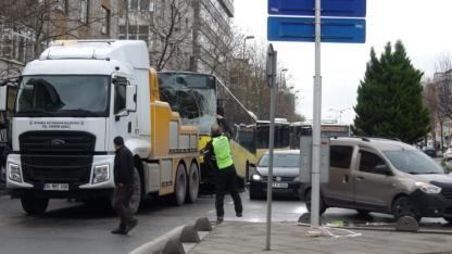 Sancaktepe’de İETT otobüsleri zincirleme kazaya karıştı