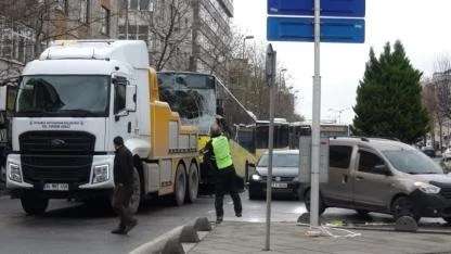 Sancaktepe’de İETT otobüsleri zincirleme kazaya karıştı